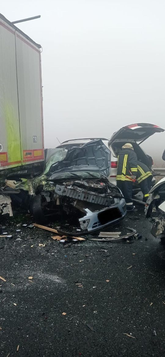 Carambol cu 7 mașini pe autostrada A1. Două persoane au fost rănite. Traficul rutier a fost blocat. FOTO