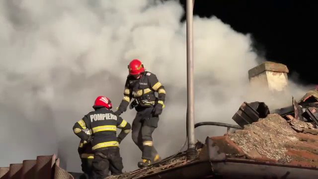 Trei case din Tulcea, distruse într-un incendiu pornit de la un coș de fum. Avertismentul pompierilor