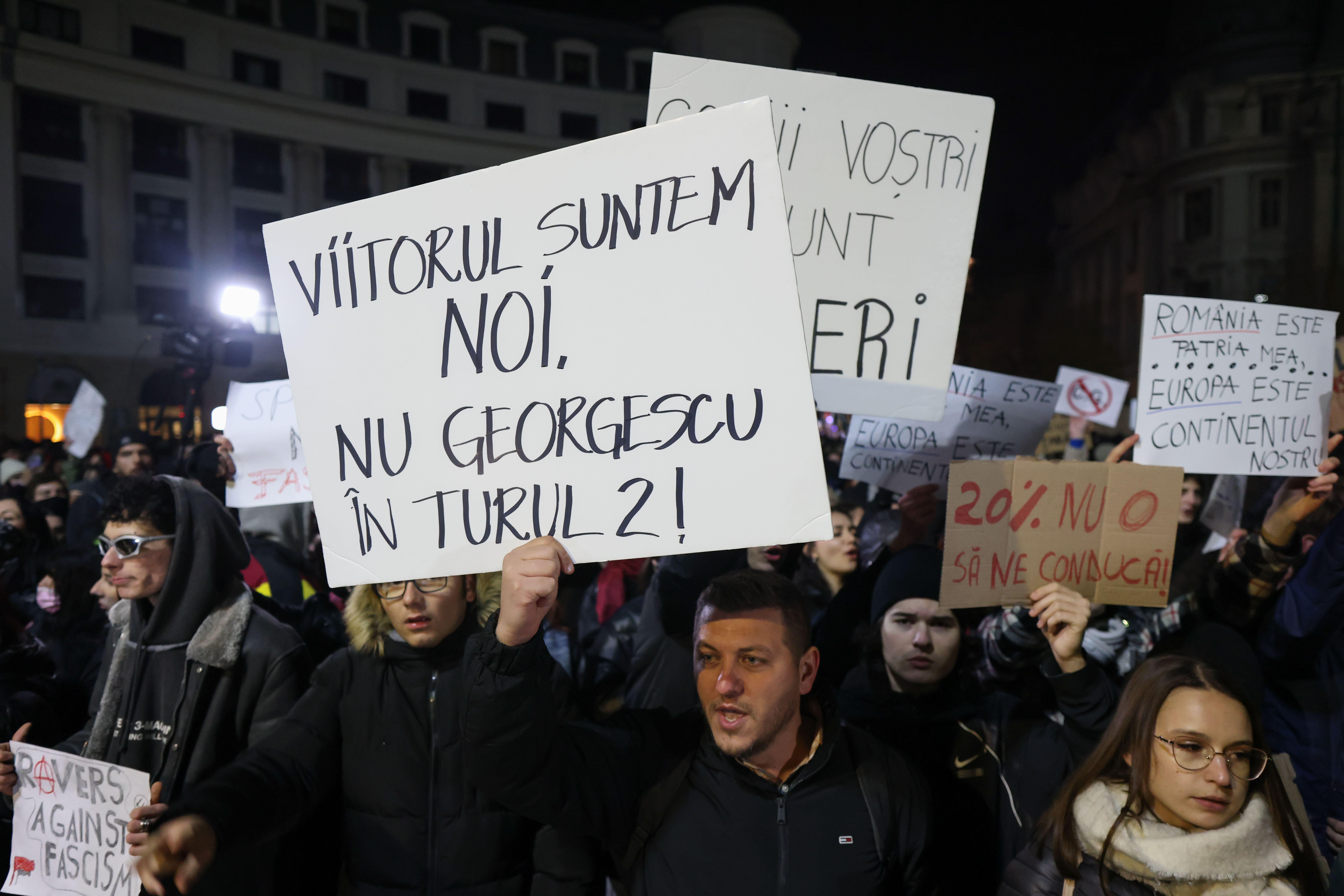 Ce spun românii care manifestează împotriva lui Călin Georgescu. „Am trecut printr-un regim comunist. Să nu treacă și el”