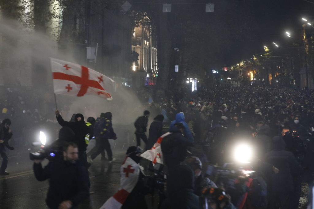 „Rușilor”, „Sclavilor”. Proteste violente în Georgia după ce guvernul a amânat negocierile pentru aderarea la UE până în 2028