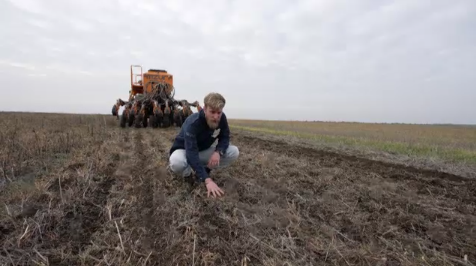 Românul care a luat pământurile bunicului și acum face agricultură pe 800 de hectare. Marcellino scoate rod bun și pe secetă