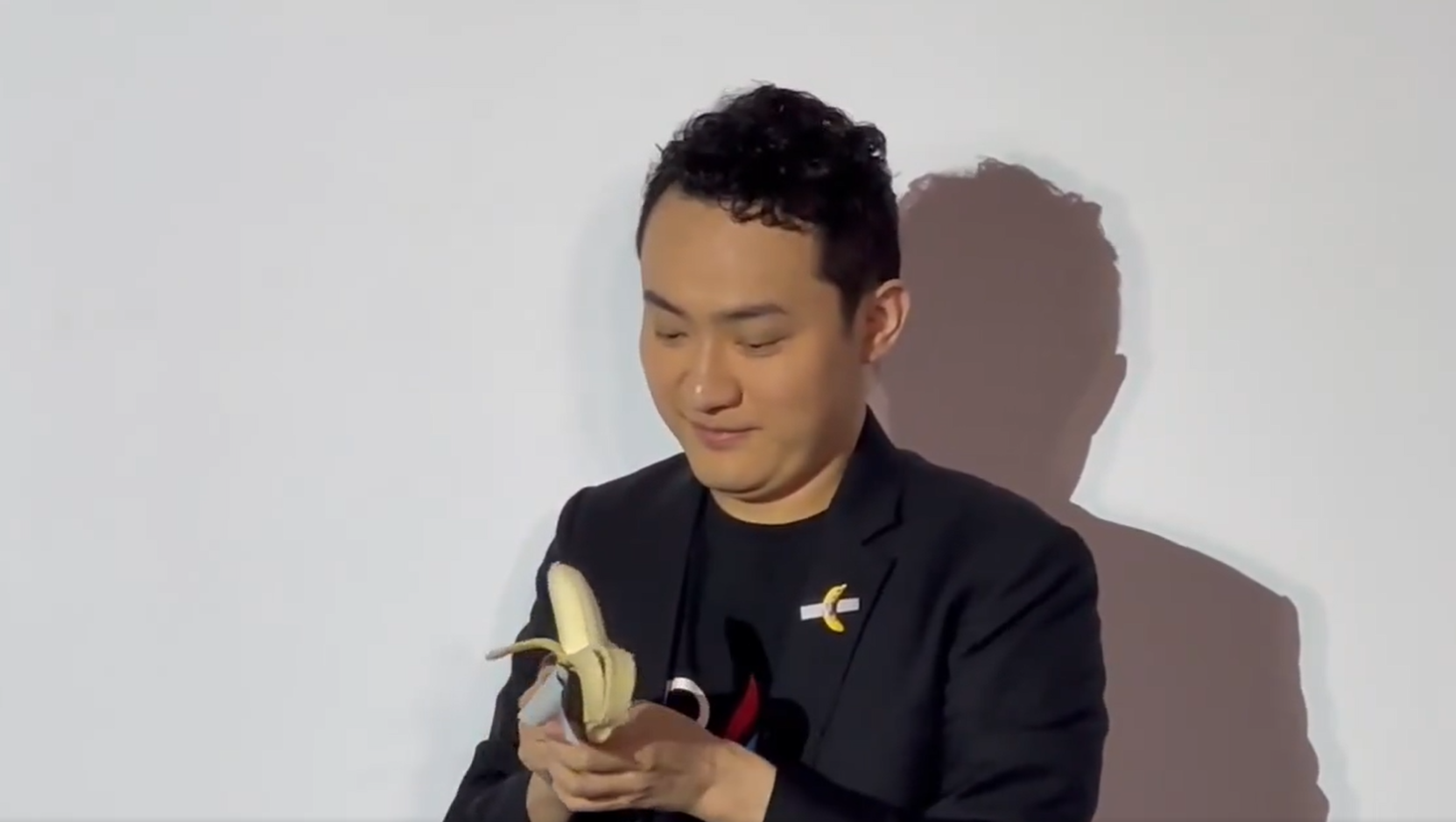 Omul de afaceri care a plătit 6,2 milioane de dolari pentru o banană lipită de perete a mâncat-o | Video