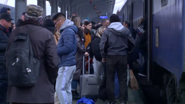 Unde pleacă foarte mulți români în acest final de săptămână. Trenurile sunt pline până la refuz