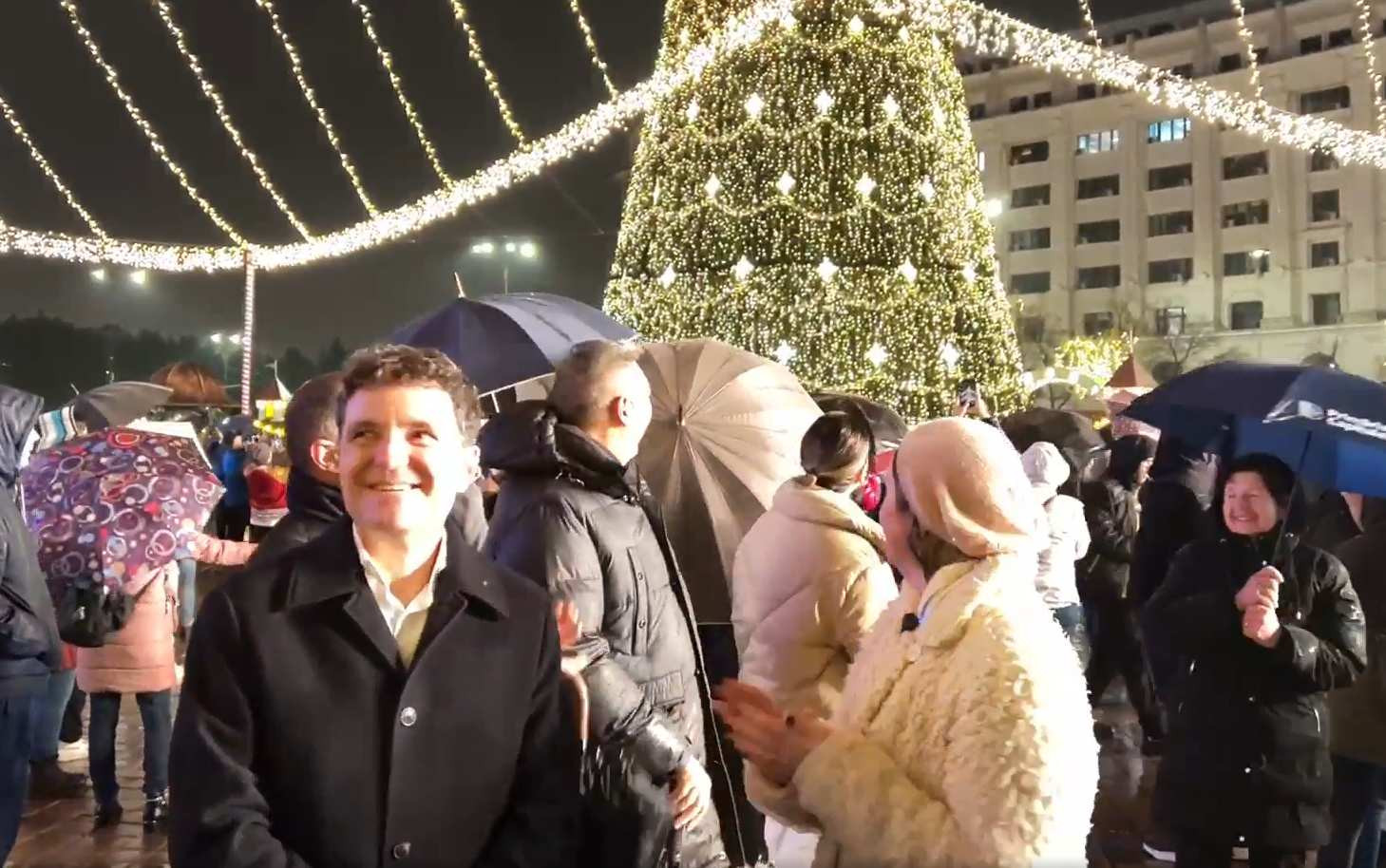 S-a deschis târgul de Crăciun din Piața Constituției. Nicușor Dan: „Nu putem să le răpim copiilor bucuria Crăciunului”