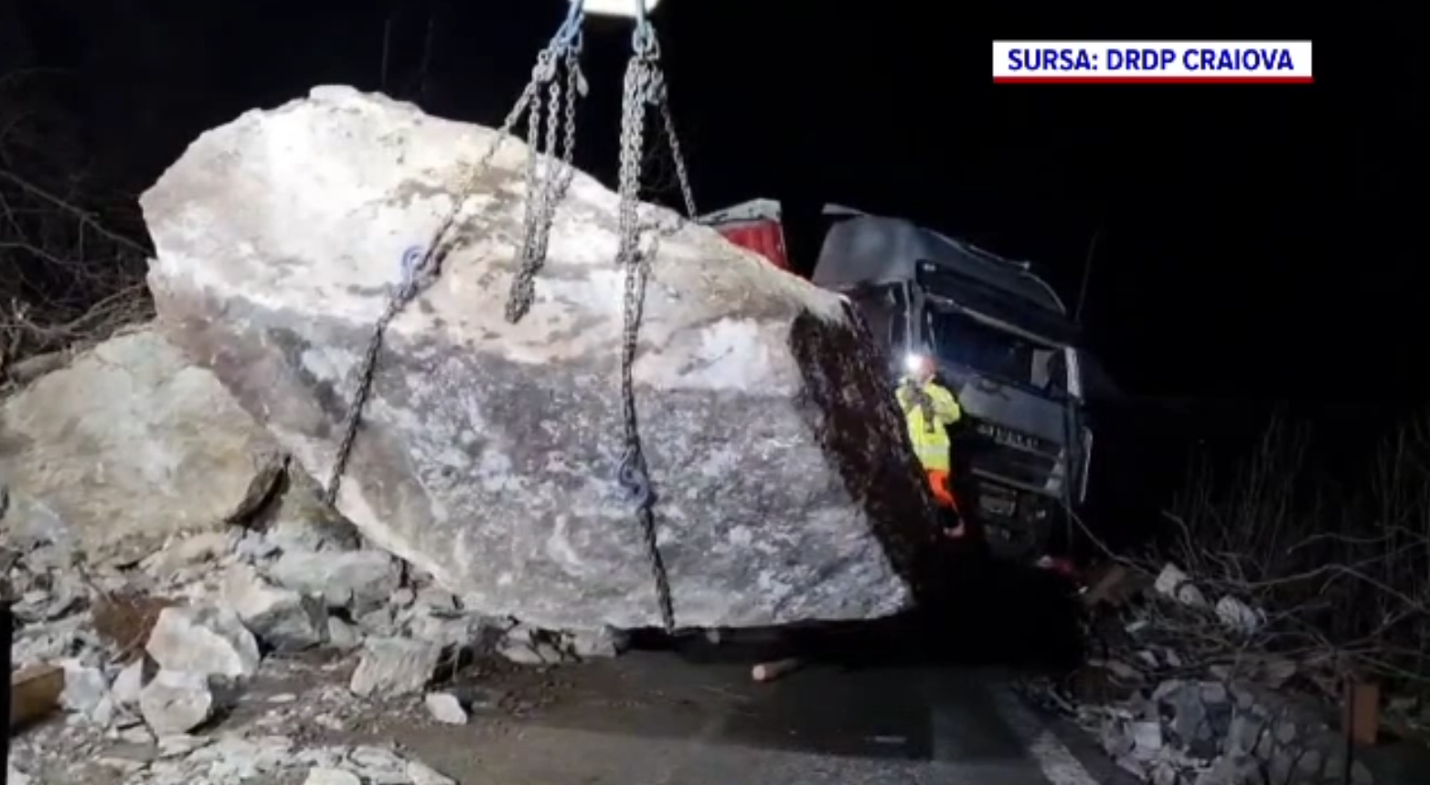 Blocaj pe Valea Oltului. Mai multe bucăți de stâncă au căzut peste un camion. Eliberarea drumului a durat mai multe ore