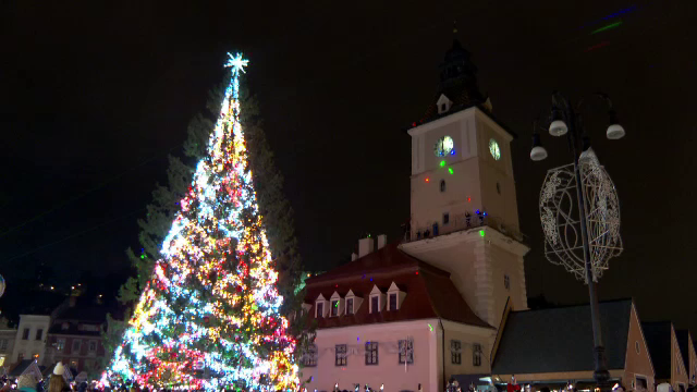 Târgul de Crăciun din Brașov a fost inaugurat cu un milion de luminițe aprinse. Până când este deschis