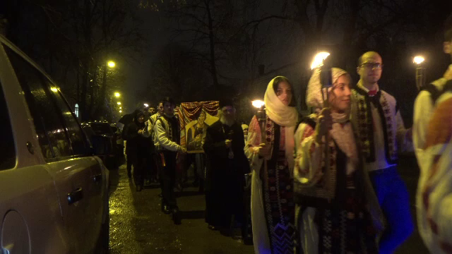 Pelerinajul luminii, o tradiție la Galați. Peste 100 de studenți au mers pe străzile orașului în ajunul Sfântului Andrei