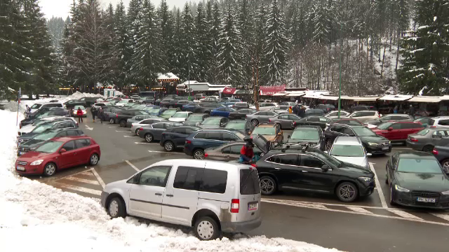 Poiana Brașov e plină ochi în minivacanța de 1 Decembrie. Mulți turiști vor totuși să plece repede duminică, la votare