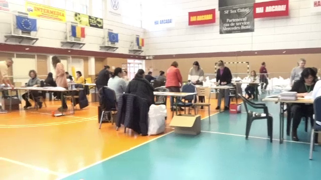 Renumărarea voturilor, făcută în spatele ușilor închise, contrar cerinței BEC, în Timiș. Ștampilele cu probleme din Cluj