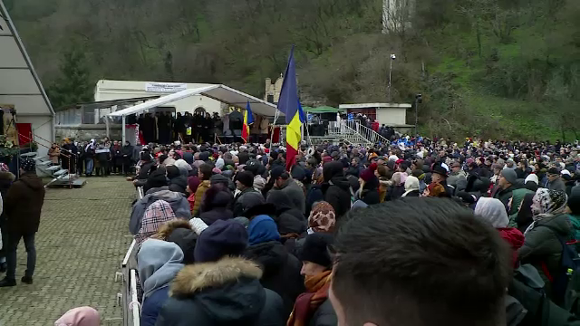 Ziua Sf. Andrei, sărbătorită printr-un pelerinaj de zece mii de români. Rugăciuni în peșteră