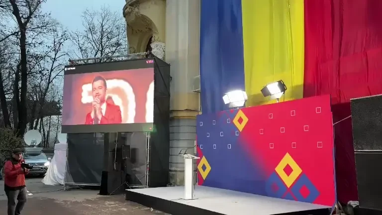 La sediul PSD, în așteptarea rezultatelor alegerilor parlamentare, cântă melodia preferată a lui Marcel Ciolacu: 3 Sud Est: ”Emoții”