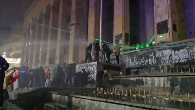 Zeci de persoane au fost rănite și peste 150 au fost arestate după patru zile de manifestații în Georgia