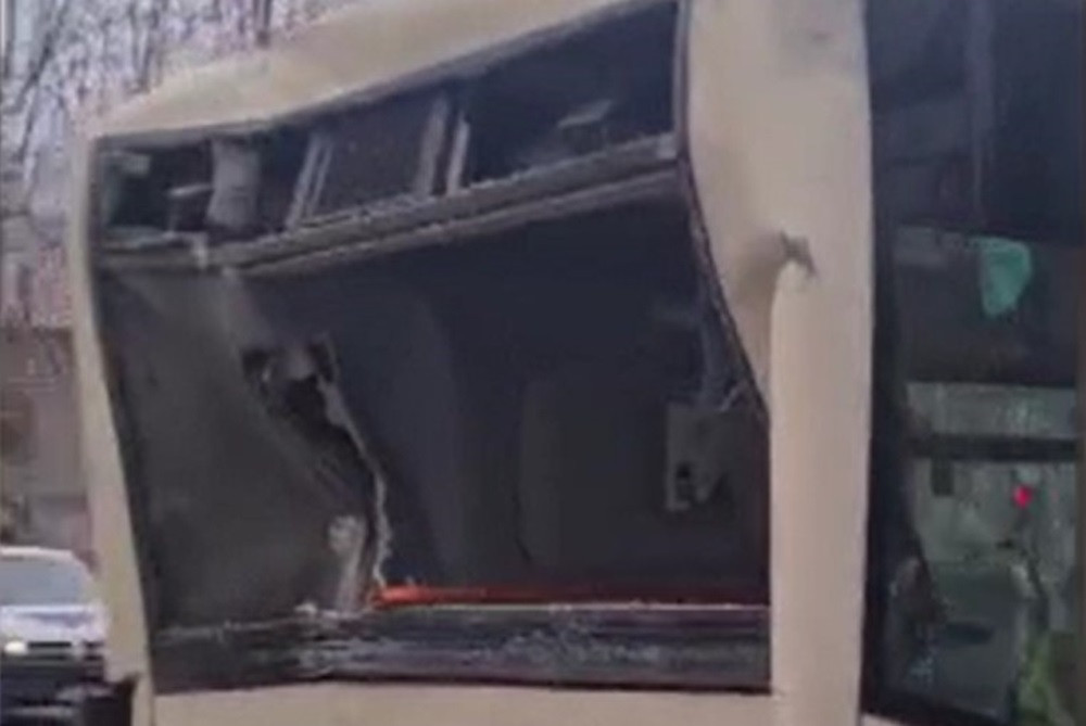 Panică și persoane rănite în București, în urma unui accident bizar. Un tramvai a lovit un autobuz oprit în staţie