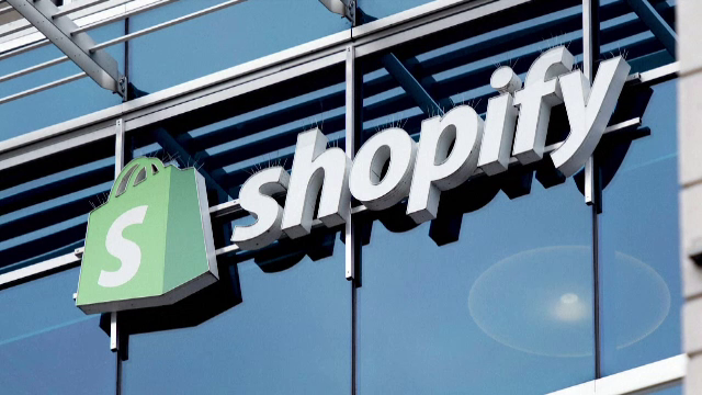 Inteligența artificială, noul consultant personal pentru cumpărături online. Marile magazine care au apelat la AI