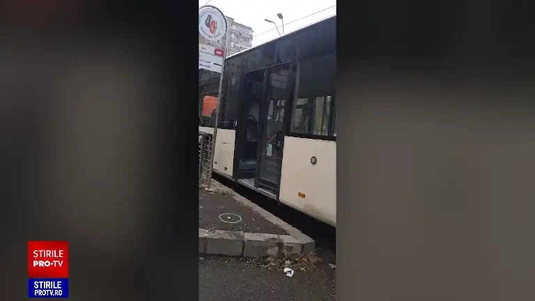 Panică și persoane rănite în București, în urma unui accident bizar. Un tramvai a lovit un autobuz oprit în staţie
