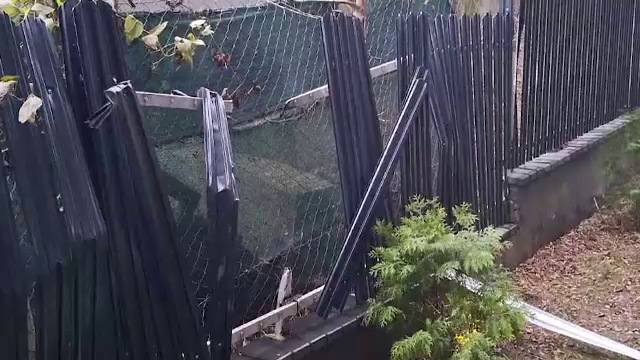 A căzut de la etajul opt cu partea dorsală într-o bară metalică. Ce au fost nevoiți să facă pompierii