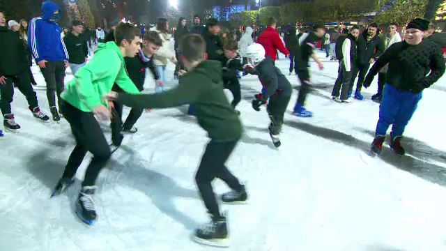 Distracție pe gheață, la Iași. Sute de oameni au luat cu asalt patinoarul, la deschidere