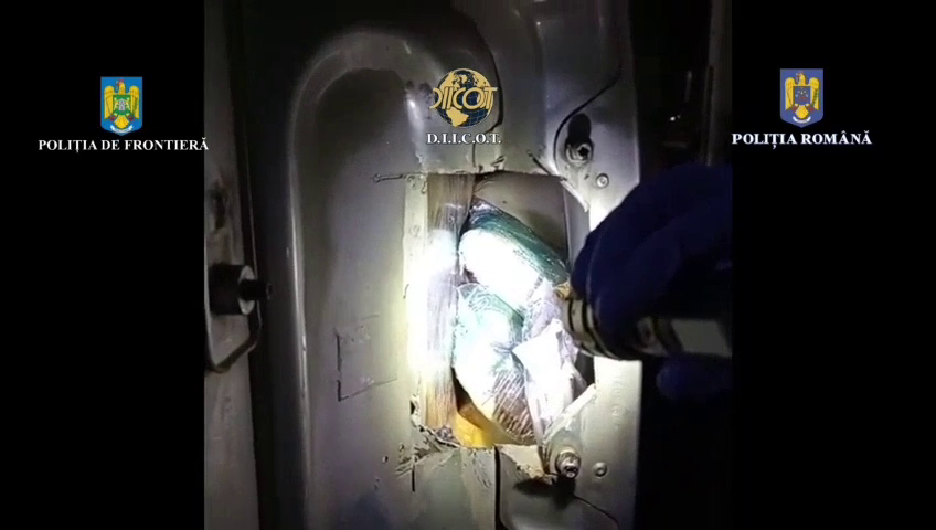 Ce au găsit polițiștii în caroseria mașinii unui român, când s-au uitat cu lanterna. VIDEO