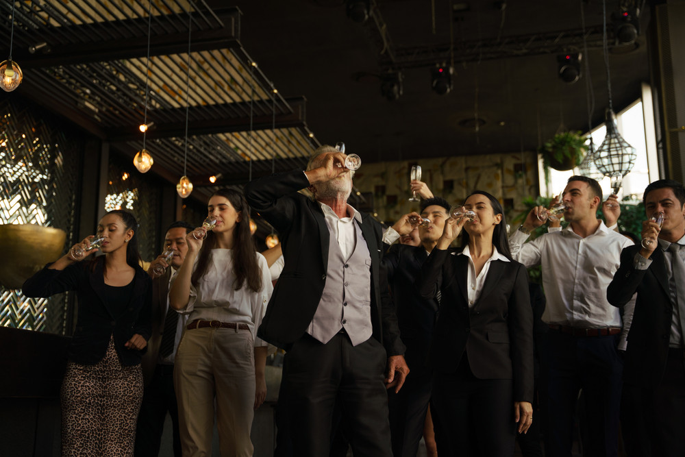 Cele șase greșeli elementare pe care să nu le faci la petrecerea firmei. Sezonul de evenimente s-a deschis de Crăciun