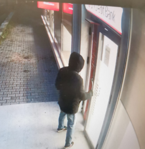 Atac la o sucursală bancară, în Călăraşi. Un bărbat a intrat în sediul băncii, a scos un pistol de sub geacă şi a cerut bani