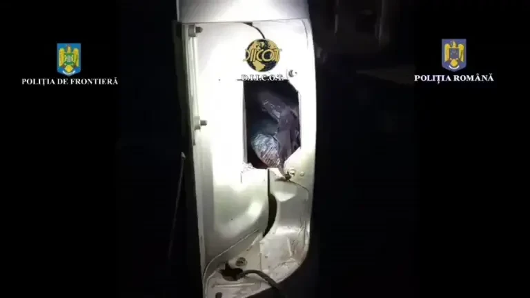 Ce au găsit polițiștii în caroseria mașinii unui român, când s-au uitat cu lanterna. VIDEO