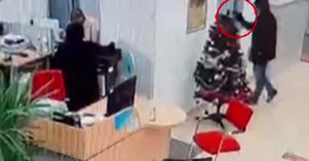 Jaf armat la o bancă din România. Suma de bani cu care a reușit să fugă un bărbat mascat