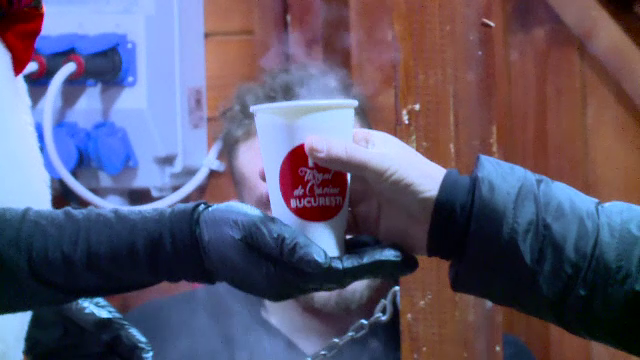 Cât costă un pahar de vin fiert la târgul de Crăciun din Piața Constituției. „E rețeta bunicii”