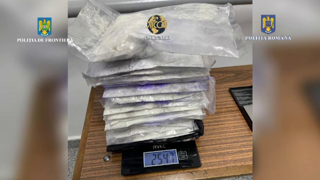 Un tânăr bihorean a fost prins la vama Borș cu droguri de mare risc. A ascuns cocaina în aripa mașinii