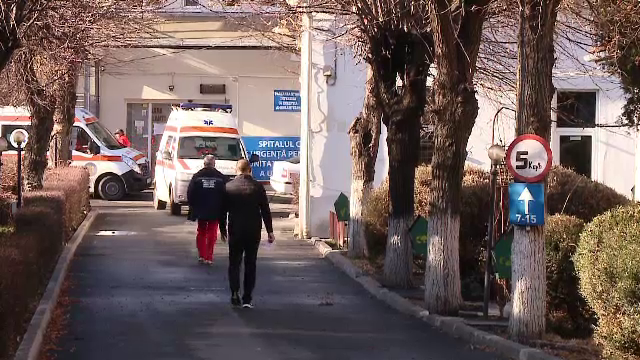 O tânără internată la un spital de pediatrie din Cluj a fost lovită și amenințată cu moartea de iubitul ei în fața copilului