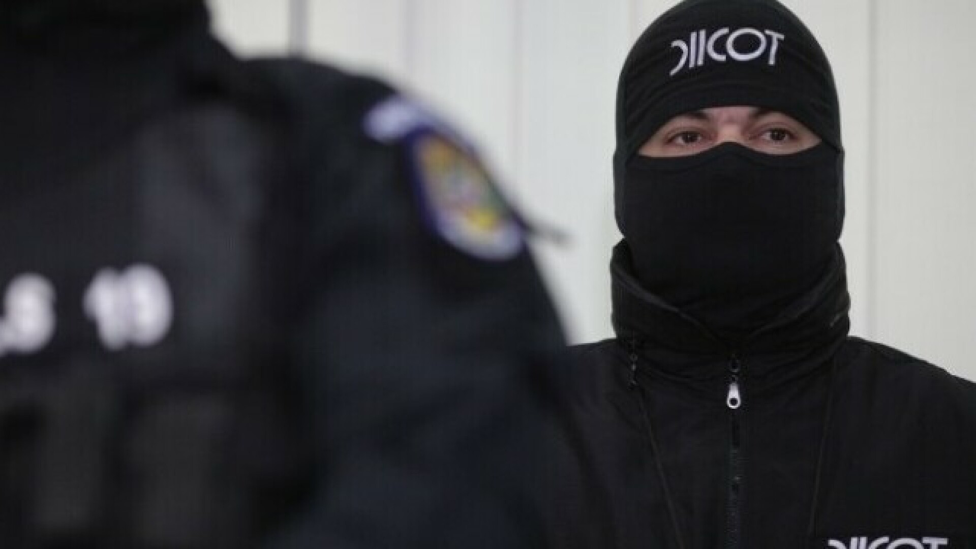 Polițist de penitenciar, arestat pentru divulgarea de informații secrete către suspecți DIICOT