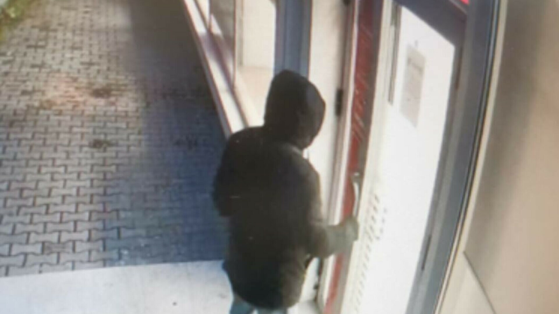 Bărbatul care ar fi comis jaful de la sediul unei bănci din Călăraşi a fost prins de polițiști