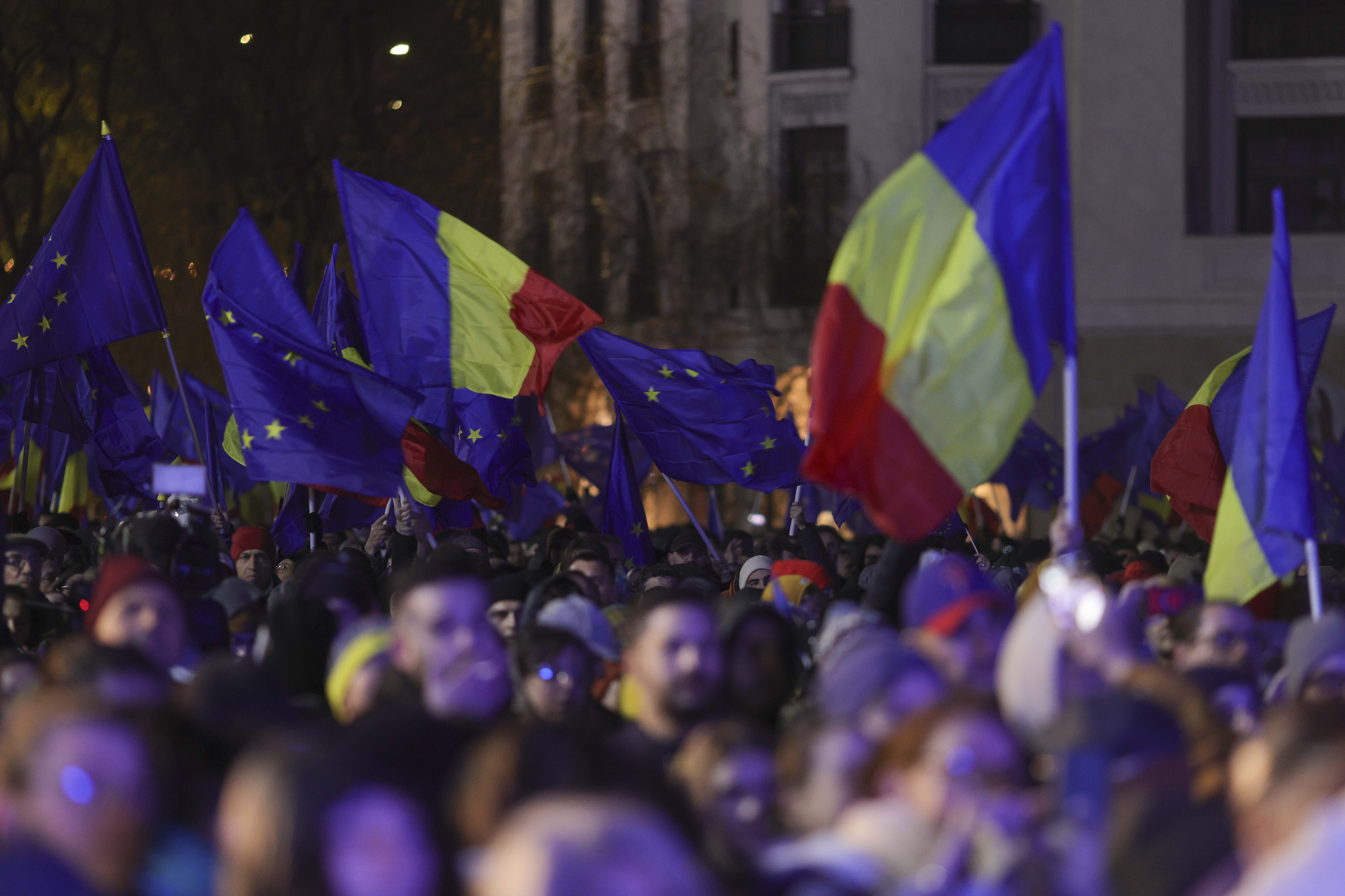 Miting pro-democrație în Bucureşti. Mii de oameni participă la un maraton civic despre libertate | LIVE