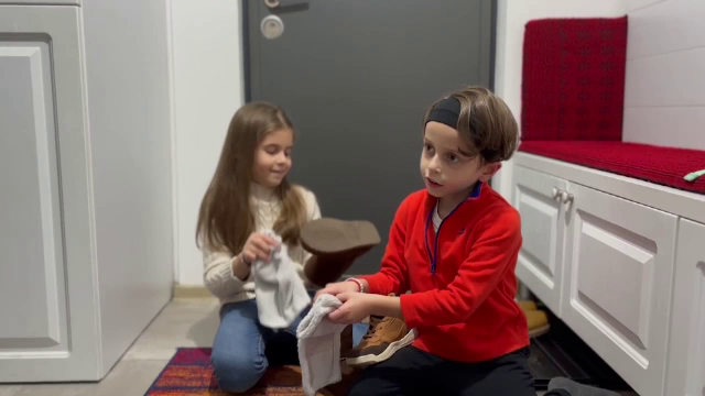 Reacția unui copil când a primit o carte de Moș Nicolae: „Tot felul de lucruri tari”