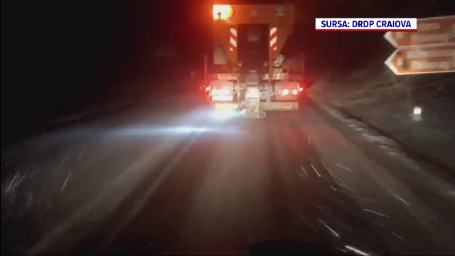 Ninsoare pe Transalpina și în zonele de munte din Oltenia. Drumarii curăță carosabilul