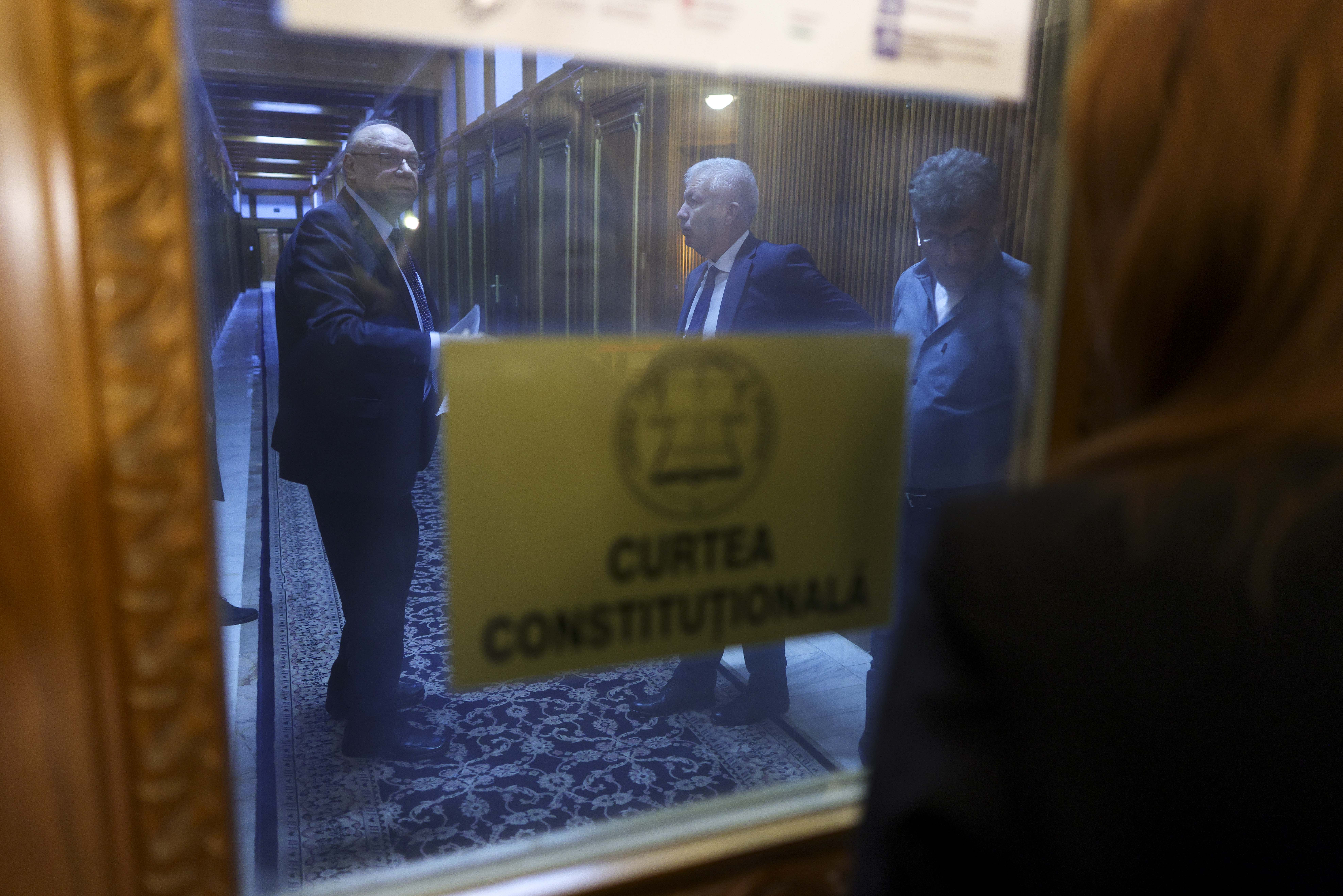 Când va putea CCR să ia o decizie în privinţa anulării alegerilor prezidenţiale. Singura situație în care se poate autosesiza