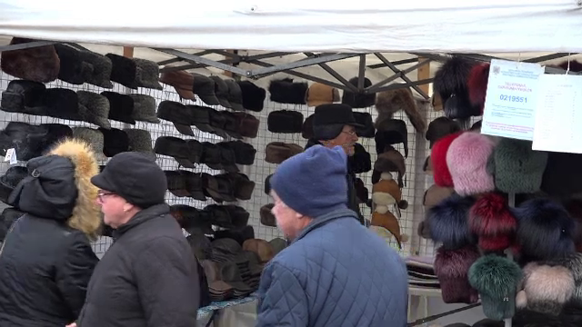 Cât costă o căciulă de blană la cel mai cunoscut târg din țară. Care sunt cele mai cautate modele. „Se fac manual”