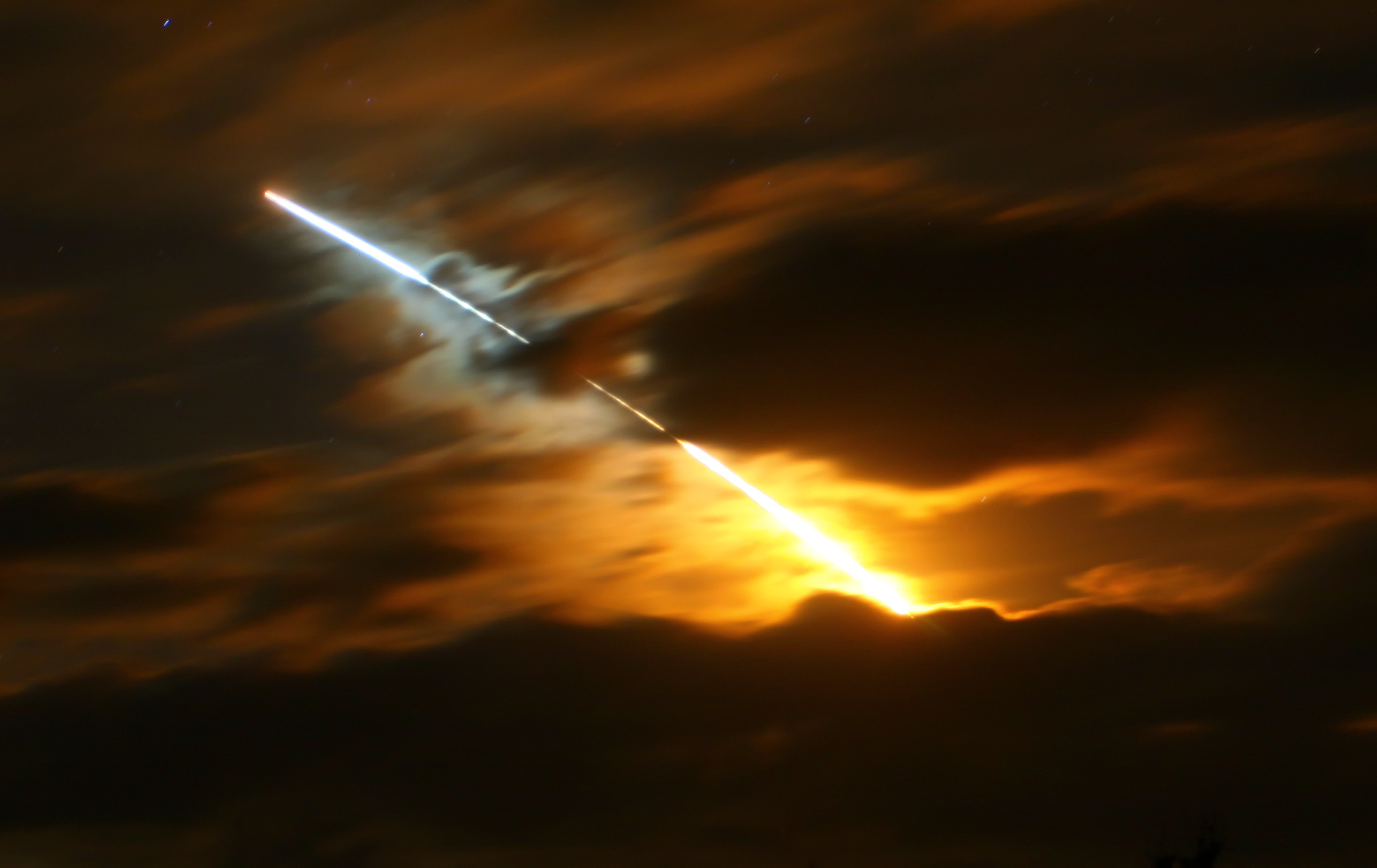 O lumină ciudată pe cer a stârnit stupefacție printre iranienii din Teheran. Ce s-a întâmplat