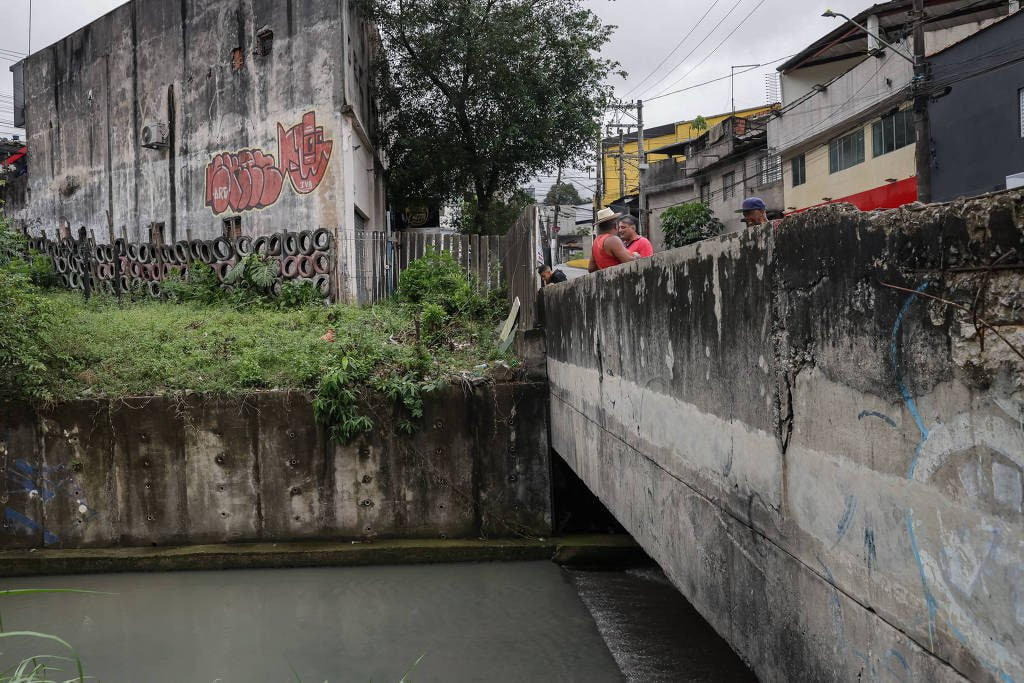 O înregistrare video a unui poliţist militar care aruncă un tânăr de pe un pod înfurie o țară întreagă
