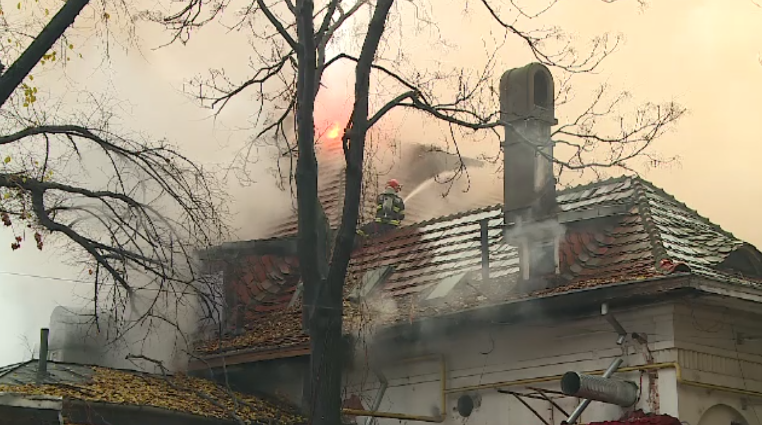 De la ce a pornit incendiul care a cuprins fostul restaurant ”Mărul de Aur”. Clădirea i-a aparținut principesei Elisabeta