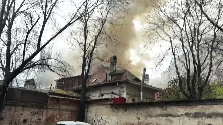 Incendiu în centrul Bucureștiului. A luat foc fostul restaurant Mărul de Aur, în interior şi la acoperiş-2