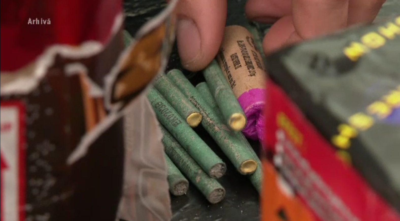 Trei copii au ajuns la spital după ce au legat mai multe pocnitori între ele și le-au dat foc. O victimă este în stare gravă