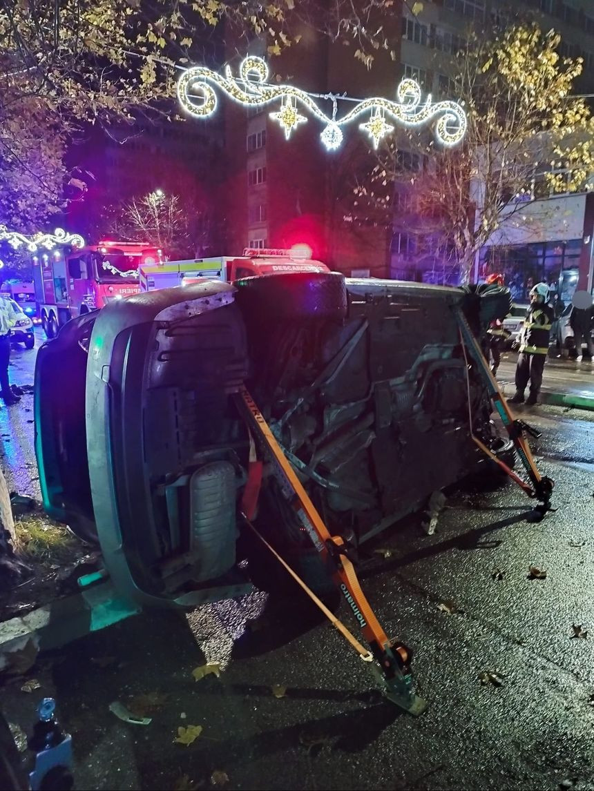 Accident grav în Vâlcea. Un şofer a pierdut controlul maşinii și s-a răsturnat. Patru persoane au fost rănite