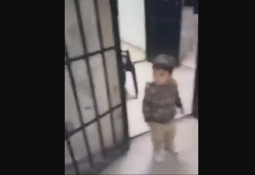 VIDEO. Momentul dramatic în care un bebeluș iese din închisoarea ”abator uman” a lui Bashar al Assad