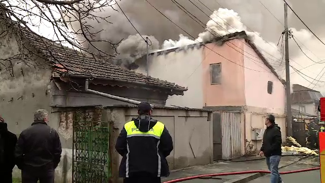 Două case au ars din cauza unui aparat pe care mulți români îl au în locuință. Incendiul s-a extins rapid
