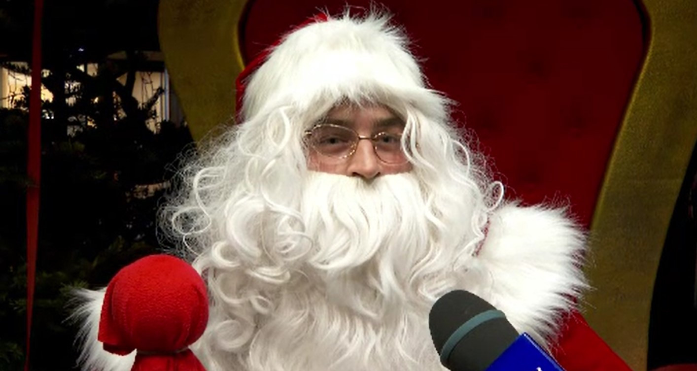 Cât costă să îl aduci pe Moș Crăciun la tine acasă. Prețul crește dacă vrei și spiriduşi, om de zăpadă și crăciuniţe
