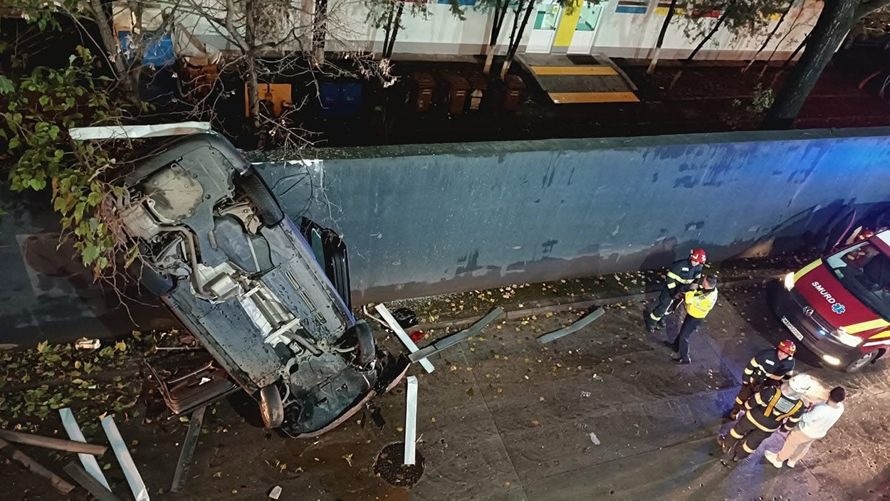 O mașină a căzut de la etajul 2 al parcării unui mall din București. Detaliul șocant despre șofer