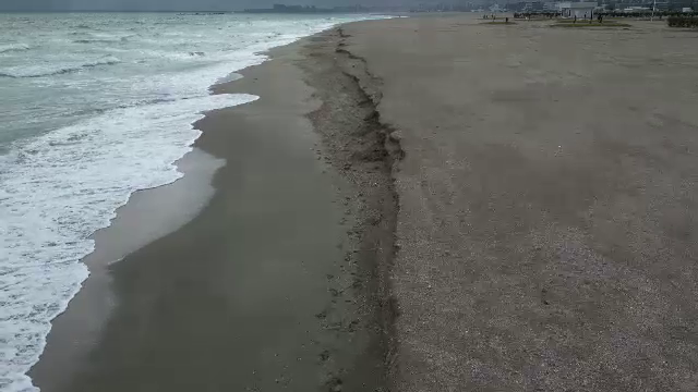 Ce este cliffing, fenomenul care afectează plajele din Mamaia. Avertismentul specialiștilor pentru cei care ajung pe litoral