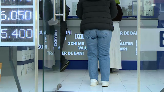 Criza politică, resimțită și la casele de schimb. Românii au cumpărat valută la fel ca la începutul războiului din Ucraina