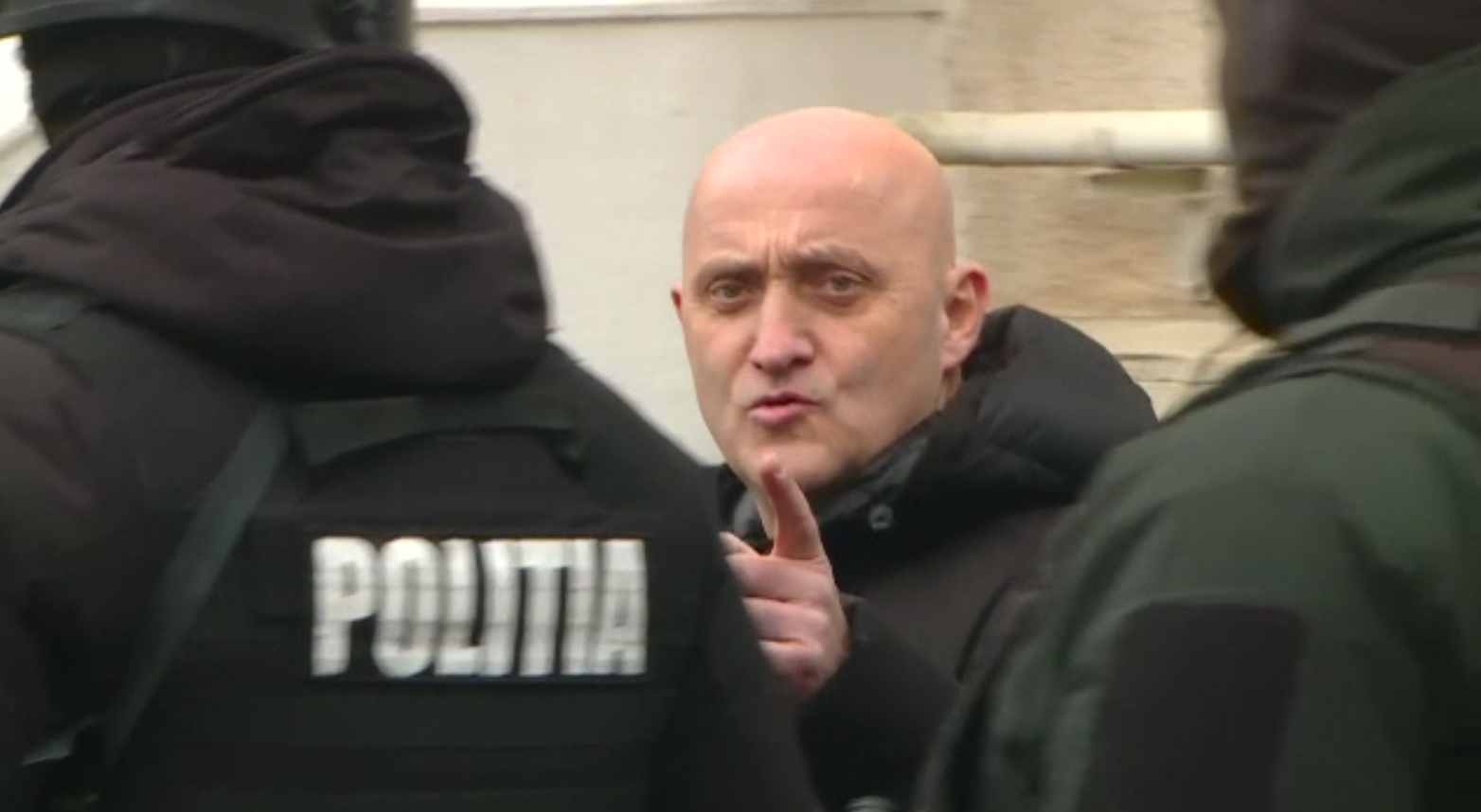 IPJ Sibiu, obligat să reevalueze o cerere depusă de Horaţiu Potra privind o autorizaţie de procurare a unei arme neletale