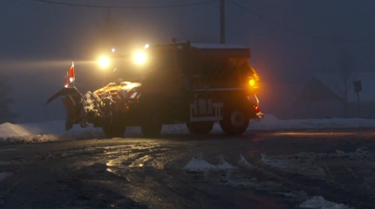 A nins în mai multe județe din țară. Drumarii au acționat fără oprire și au împrăștiat tone de sare pe mai multe drumuri
